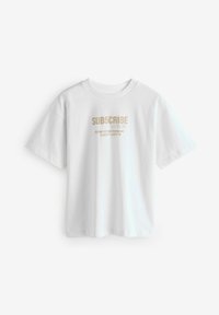 Weißes Baumwoll-T-Shirt mit kurzen Ärmeln, Rundhalsausschnitt und einem bedruckten Grafikdesign in hellbraunem Text auf der Vorderseite.