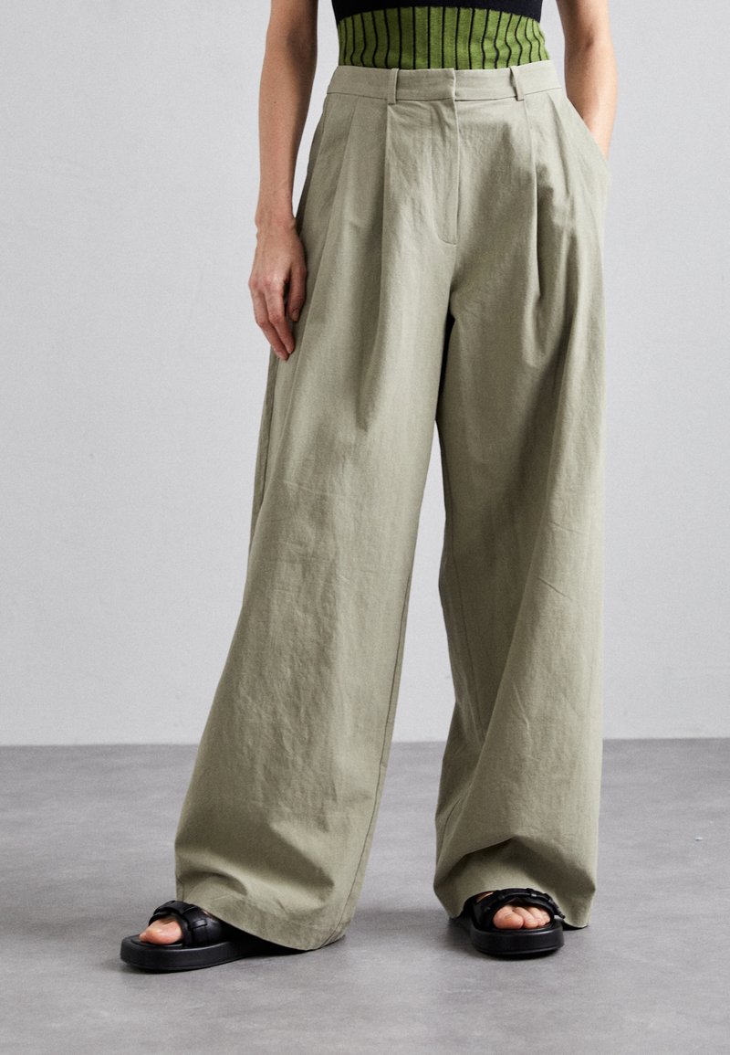 Proenza Schouler White Label - AMBER HELENA PANT - Trousers - bayleaf, Enlarge