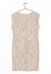 Beige klänning med ett texturerat blommönster, korta axelband och rund halsringning. Inkluderar ett dragkedjestängning bak. Hänger på en svart krok.