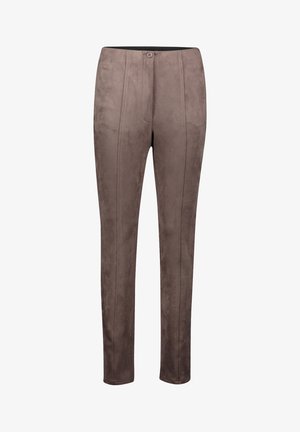 Brązowe, zamszowe spodnie slim fit z zapięciem na guziki z przodu oraz pionowymi przeszyciami wzdłuż nogawek.