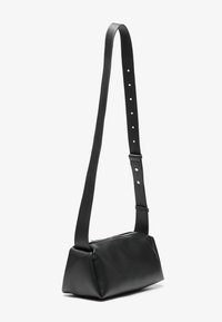 Bolso bandolera de cuero negro con una forma rectangular estructurada, correa ajustable y textura suave. Presenta un cierre de cremallera y un diseño minimalista.