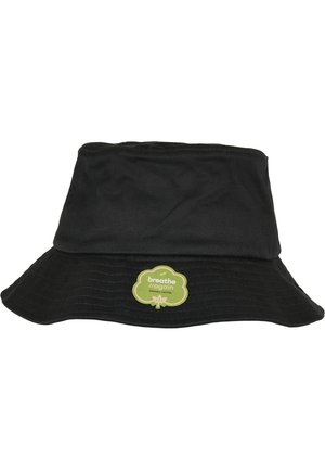 Pălărie neagră tip bucket din bumbac organic, cu o margine lată, o suprafață texturată și un eticheta verde cu textul "respiră din nou".
