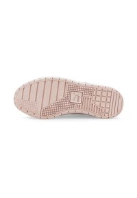 Sole de sneaker roz deschis cu cauciuc texturat, având modele de grilă și linii pentru aderență. Logo-ul PUMA embosat aproape de călcâi.