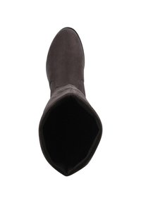 Zwarte suede enkellaars met een taps toelopende neus en een brede schacht, met een eenvoudig, naadloos ontwerp en een gladde, matte textuur.