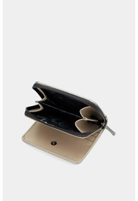 Piccolo portafoglio beige con una tasca zip per monetine e una sezione aperta per carte o contanti, mostrato su uno sfondo bianco.