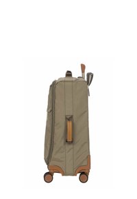 Valigia con ruote di colore verde oliva, realizzata in tessuto testurizzato, con maniglia superiore, accenti marroni e manico estraibile. Quattro ruote rotonde per la mobilità.