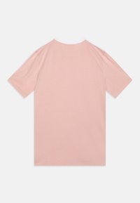Camiseta de manga corta de color rosa claro con cuello redondo y detalle de cuello blanco. Textura suave, diseño simple y sin patrones visibles.