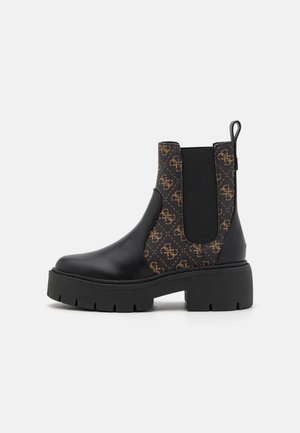 Bottes noires en cuir jusqu'à la cheville avec une semelle épaisse, dotées d'un panneau en textile à motifs marron, d'inserts latéraux élastiques et d'une languette.