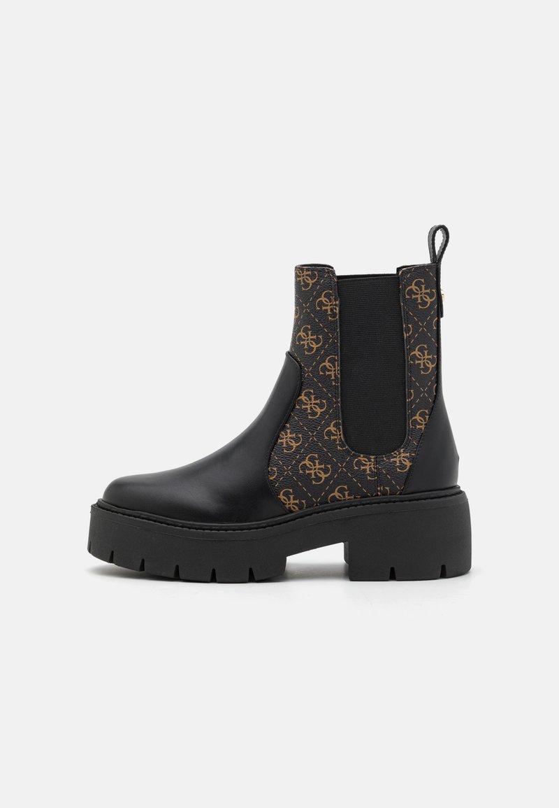 Botas de tobillo de cuero negro con suela gruesa, que cuentan con un panel de tejido estampado marrón, inserciones elásticas en los laterales y una asa de sujeción.