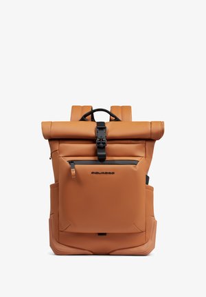 Rolltop-Rucksack aus braunem Leder mit vorderer Reißverschlusstasche, schwarzem Verschluss und gepolsterten Schultergurten, nach vorne zeigend vor weißem Hintergrund.