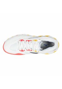 Scarpa sportiva bianca con accenti rossi, gialli e neri; tomaia testurizzata, linguetta imbottita e lacci; suola curva con un tallone di un vivace colore rosa.