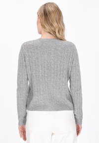 Grauer Grobstrickpullover mit langen Ärmeln, gerippten Bündchen und Saum, der ein strukturiertes Muster aufweist. Die Rückansicht zeigt einen runden Halsausschnitt.