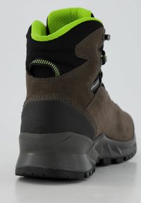 Scarponcino da trekking in suede marrone con tomaia in tessuto nero, fodera verde, tallone rinforzato e suola in gomma testurizzata per una migliore aderenza.