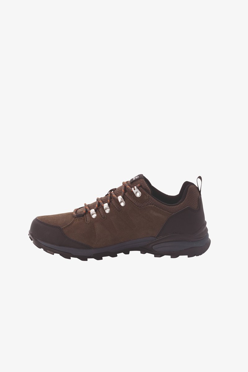 Bruine leren wandelschoen met een duurzame zwarte rubberen zool, voorzien van metalen oogjes en oranje veters, ontworpen voor buitensporten.