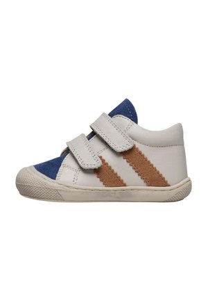 Chaussures en cuir blanches avec des accents en daim bleu, dotées de deux bandes velcro marron et d'une semelle extérieure texturée pour une meilleure adhérence. Design bas.