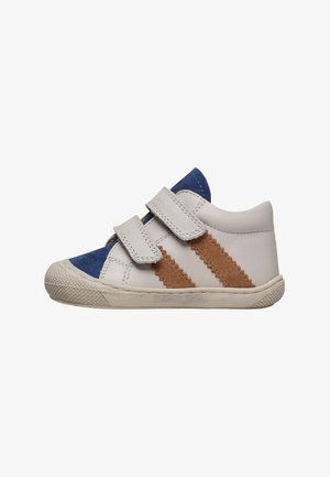 Chaussures en cuir blanches avec des accents en daim bleu, dotées de deux bandes velcro marron et d'une semelle extérieure texturée pour une meilleure adhérence. Design bas.