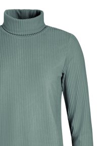 T-shirt vert côtelé à manches longues avec col roulé ajusté et col plié sur fond blanc.