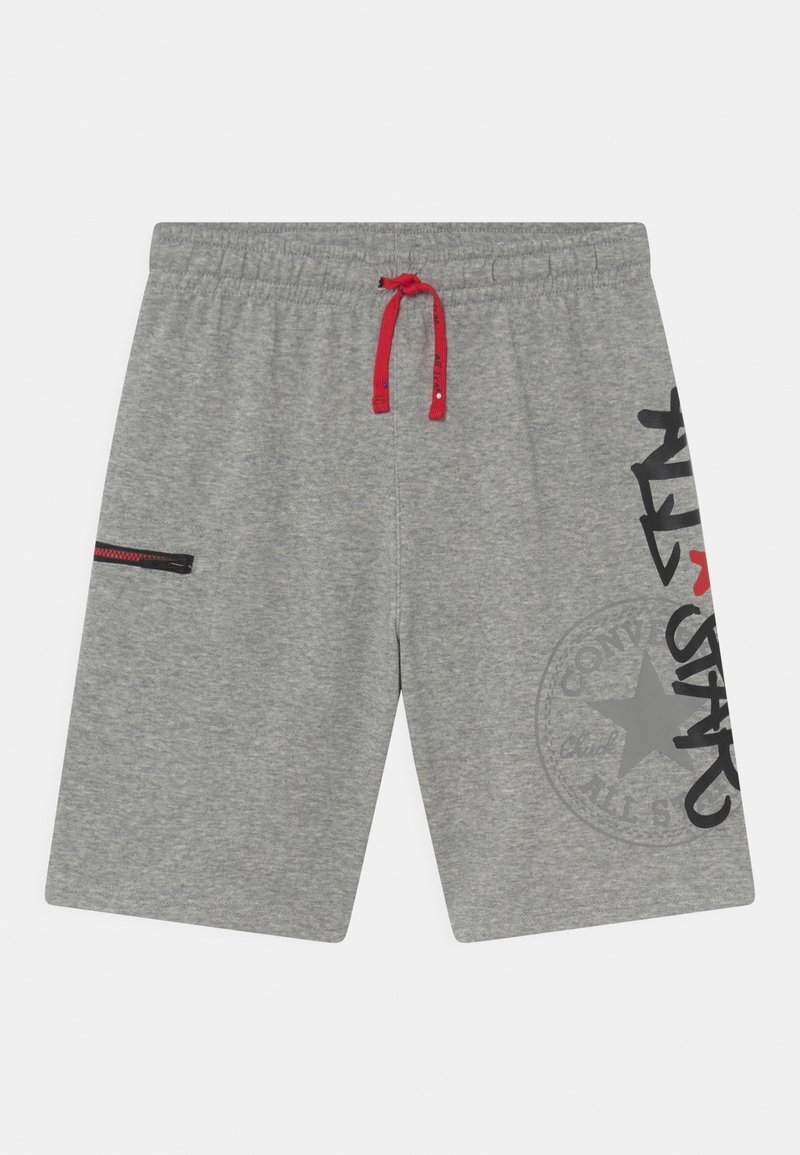 Shorts décontractés gris clair avec taille élastique, cordon rouge, poche zippée latérale et texte graphique noir et rouge sur la jambe droite.