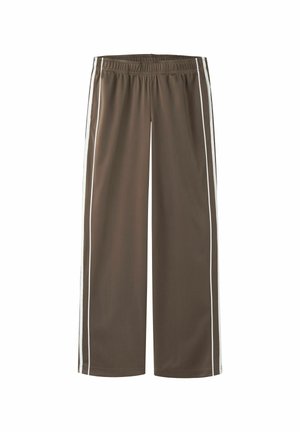 Bruine broek met wijde pijpen en een elastische tailleband met witte zijstrepen, getoond op een witte achtergrond.