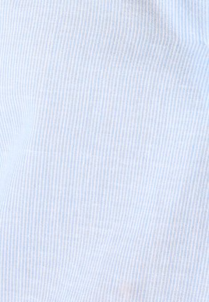 Lichtblauw en wit stof met verticale strepen, een subtiele geweven structuur en lichte kreukels.