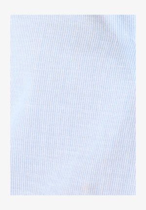 Lichtblauw en wit stof met verticale strepen, een subtiele geweven structuur en lichte kreukels.