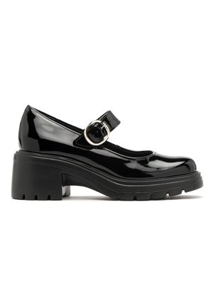 Czarne lakierowane buty typu Mary Jane z okrągłym noskiem, pojedynczym regulowanym paskiem i grubym, teksturowanym obcasem na platformie.