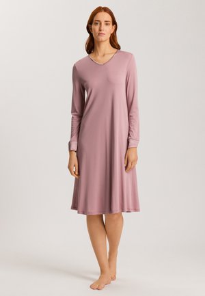 Camicia da notte a maniche lunghe in morbido tessuto rosa, con scollatura a V, orlo svasato e texture liscia, che arriva fino a metà polpaccio.
