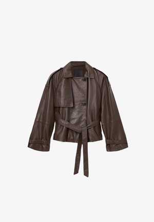 Brązowa skórzana kurtka o kroju cropped, z szerokimi rękawami, paskiem i zapięciem na guziki z przodu. Posiada kieszonkę na piersi i gładką fakturę.