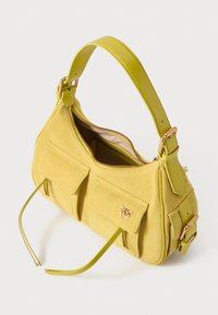 Malinha de camurça amarela com forma estruturada, apresentando dois bolsos frontais, fecho em zip e uma alça de ombro em pele. Detalhes em tom dourado.