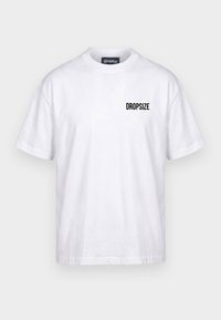 T-shirt blanc à manches courtes avec texte noir "DROPSIZE" sur la poitrine gauche et col rond.
