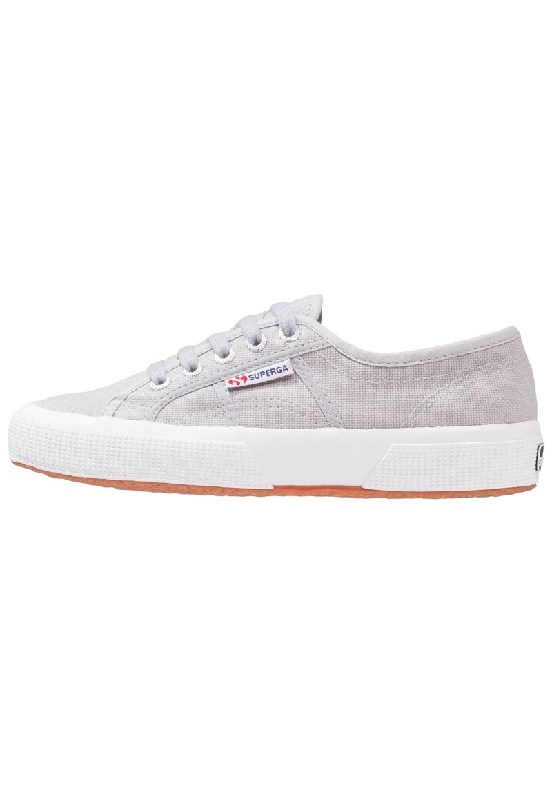 Szare płócienne trampki z białą gumową podeszwą, sznurowane, z teksturowanym materiałem. Zawierają małe logo z boku.