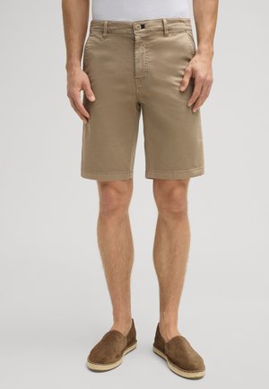 Shorts en coton beige avec une coupe droite, poches latérales et passants de ceinture. Assortis avec des espadrilles en suédine marron.