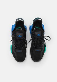 Ett par svarta Adidas NMD-sneakers med blå och gröna accenter, vita sulor och snören knutna, sedd ovanifrån mot en vit bakgrund.