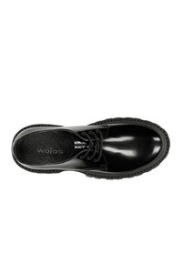 Scarpa nera lucida con punta rotonda, superiore in pelle, chiusura con lacci e suola in gomma texturizzata. Gli interni presentano il logo del marchio "wojas."