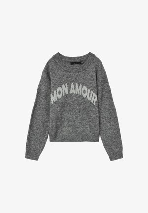 Suéter gris de punto con cuello redondo, que presenta el texto "MON AMOUR" en un gris más claro en el pecho. Corte corto y ajuste relajado.