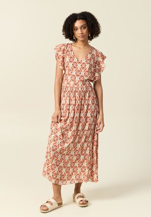 Maxi jurk met een V-hals, fladdermouwen, met een abstract oranje en beige geometrisch patroon, getailleerde taille, lichte stof.