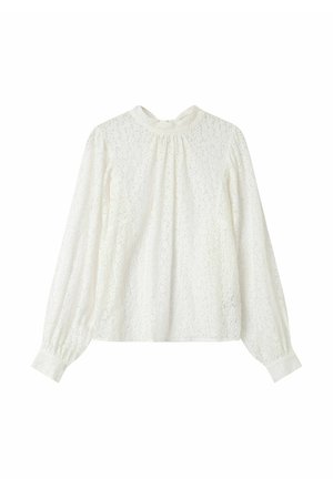 Blouse en dentelle blanche à manches longues, col montant, avec des détails froncés aux épaules et des poignets élastiqués, présentant un délicat motif floral.