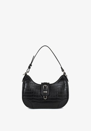 Sac à épaule en cuir noir avec texture crocodile, forme courbe, fermoir à boucle argentée et bandoulière réglable.