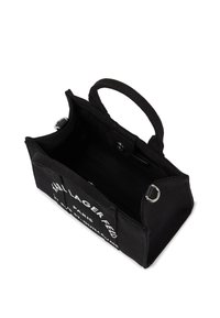 Borsa in tela nera con due manici corti, chiusura a scatto e tasca interna. Presenta del testo stampato bianco su un lato.
