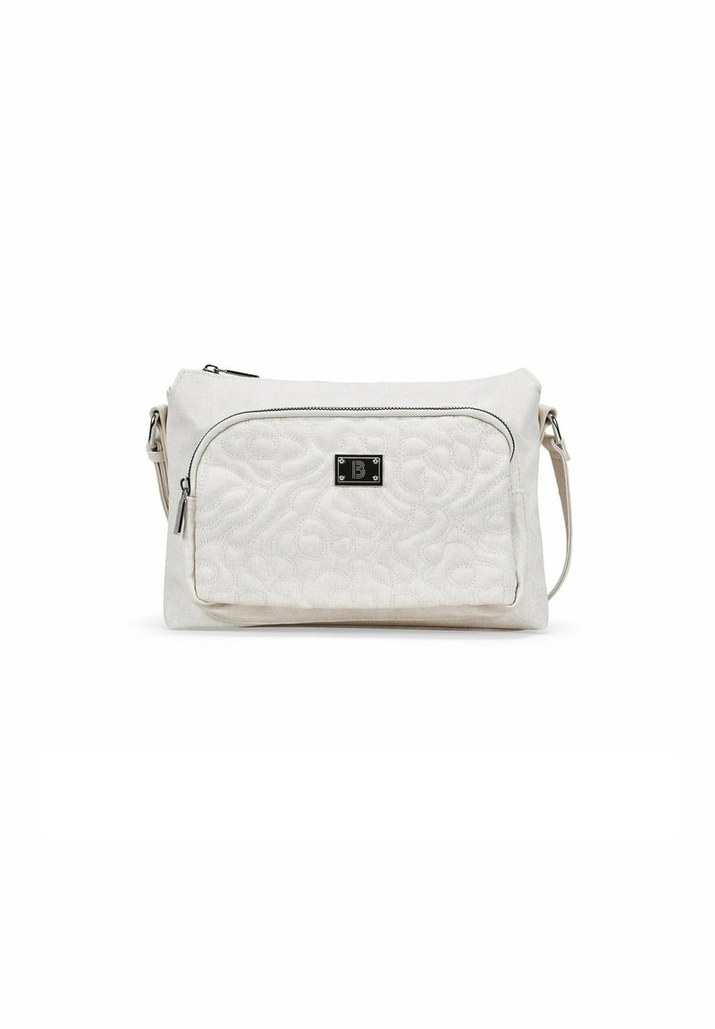 Bolso de hombro acolchado blanco con cierre de cremallera en la parte superior, que presenta un bolsillo frontal con un acento metálico y una correa de hombro desmontable.