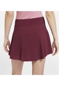 Bordeauxrode skaterrok met een gladde, rekbare tailleband en een uitgeslagen zoom. Gemaakt van een lichtgewicht stof met een subtiele textuur.