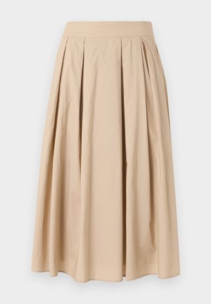 Jupe plissée beige, longueur au genou, avec une large ceinture, réalisée en tissu léger, présentée sur un fond blanc uni.