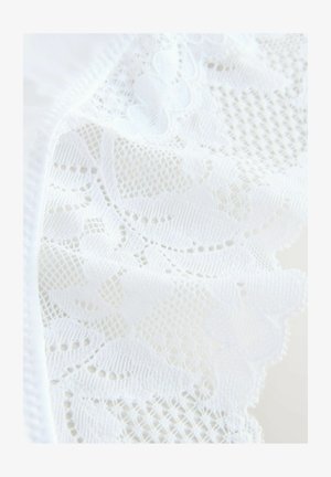 Biely čipkový materiál s kvetinovými vzormi, zložitou sieťovinou a hladkou textúrou so šikmými okrajmi, ktorá vytvára jemný vzhľad.