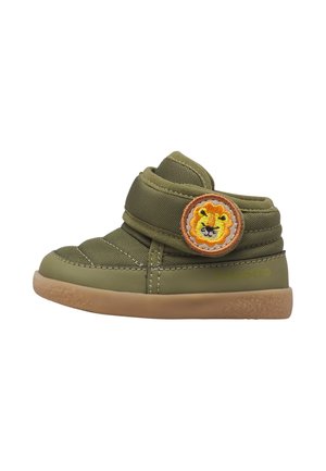 Groene peuterschoen met bruine zool en leeuwengezicht op de zijkant, met gevoerde stof en klittenbandsluiting.