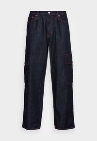 Mörkblå denim cargo-byxor med röda stygn, framknäppning, bältesöglor och stora sidofickor med klaffar.