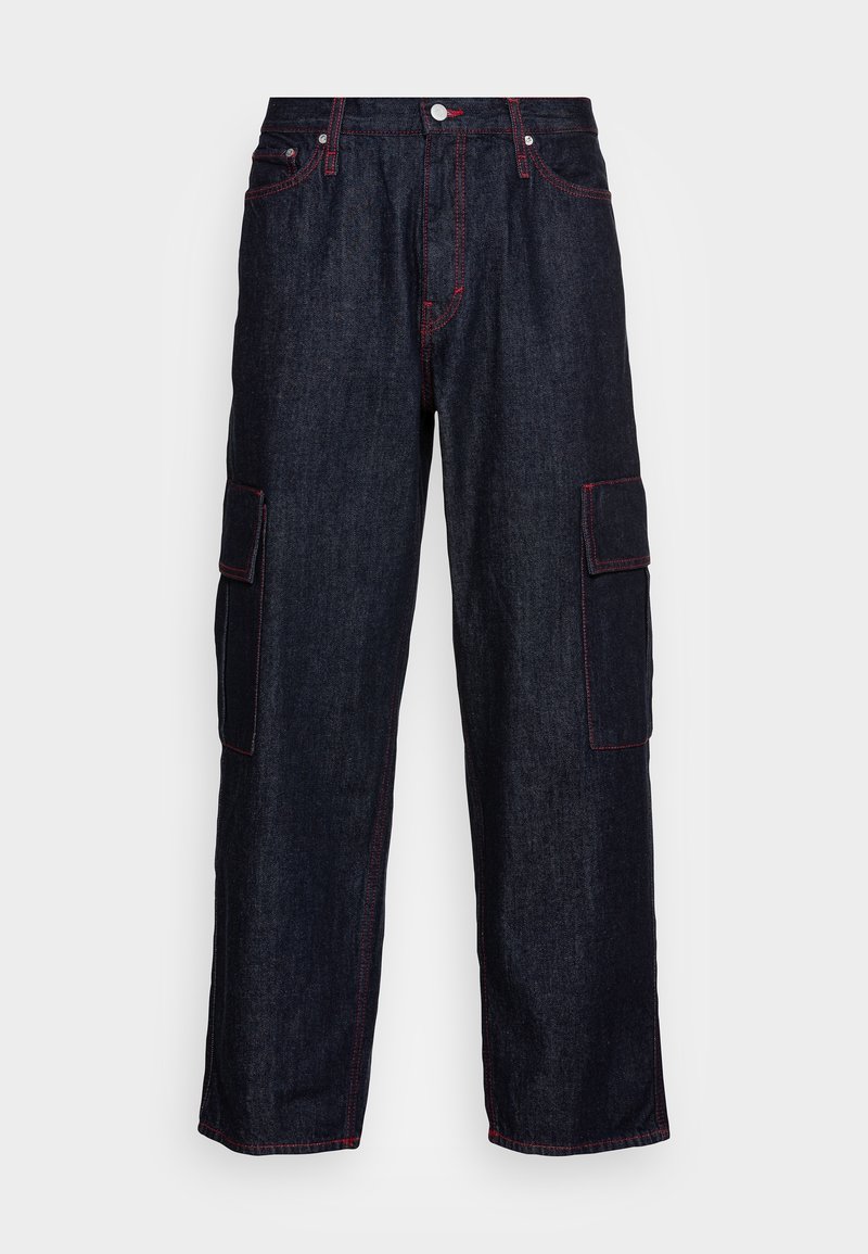 Mörkblå denim cargo-byxor med röda stygn, framknäppning, bältesöglor och stora sidofickor med klaffar.