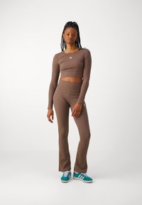adidas Originals ESSENTIALS FLARED - Legingi — bikses - earth strata