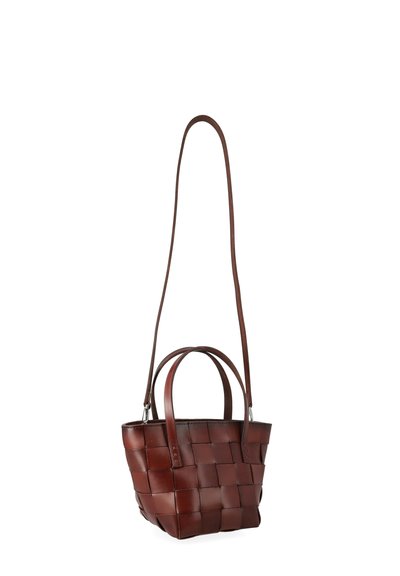 Borsa in pelle intrecciata di un ricco marrone, con manici corti e lunghi, forma rettangolare e struttura rigida con una superficie testurizzata.