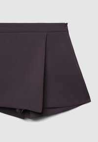 Shorts viola corti con un design plissettato, caratterizzati da un tessuto liscio, orlo cucito e una cerniera nascosta sul retro.