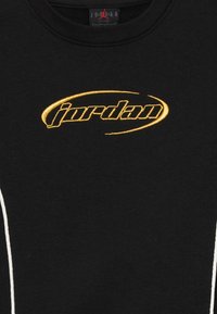 Hanorac negru cu logo brodat "jordan" în aur, guler rotund și cusături de accent alb pe laterale. Textura moale a materialului.